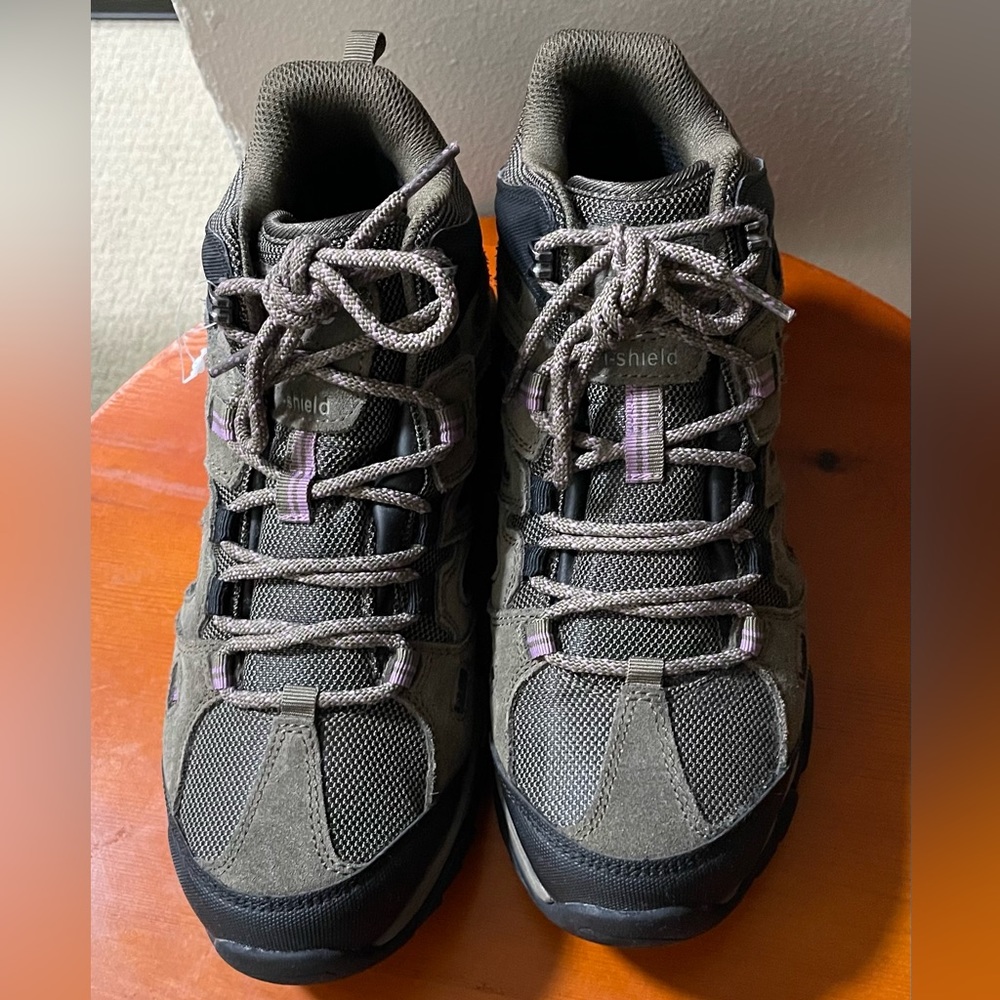 NWOT Hi-Tec Ravus Hiking boots (Waterproof)